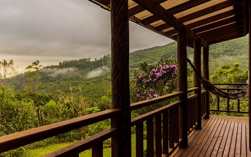 Área externa coberta com rede.