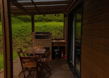 Área externa com churrasqueira.