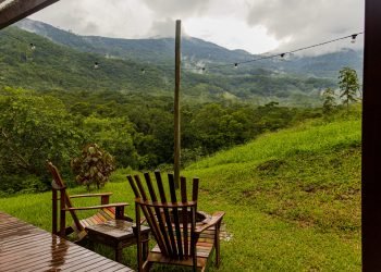 Área externa com fogo de chão e vista para o Canyon.