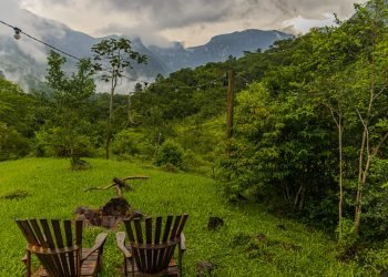 Área externa com fogo de chão e vista para o canyon.