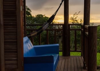 Área externa com rede e vista para cidade de Praia Grande.