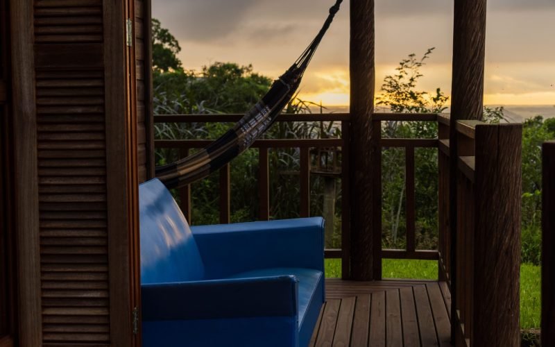 Área externa com rede e vista para cidade de Praia Grande.