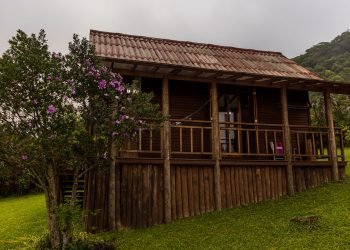 Chalé amplo com varanda.