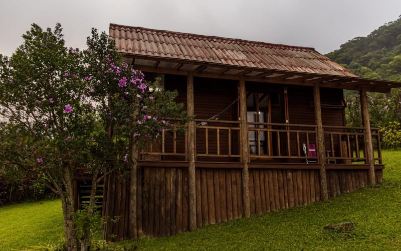 Chalé amplo com varanda.