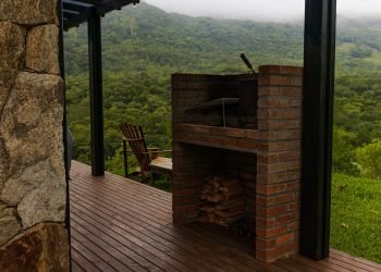 Churrasqueira de parrilla com vista para o canyon.