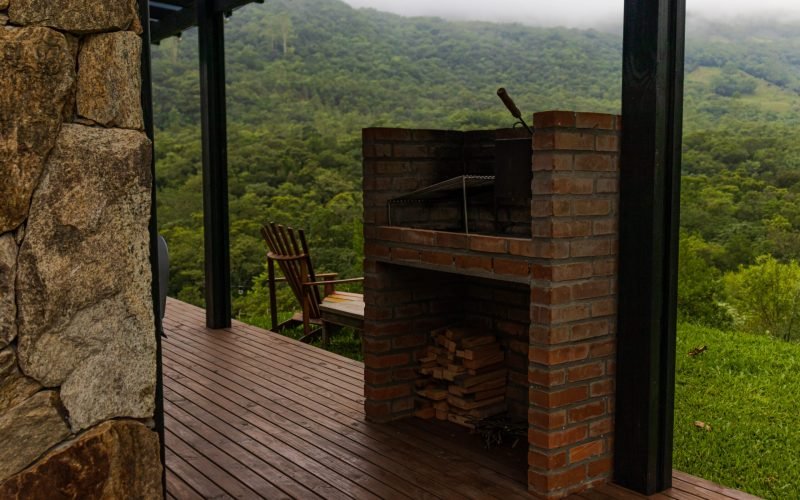 Churrasqueira de parrilla com vista para o canyon.