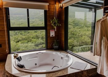 Jacuzzi com vista para a mata.