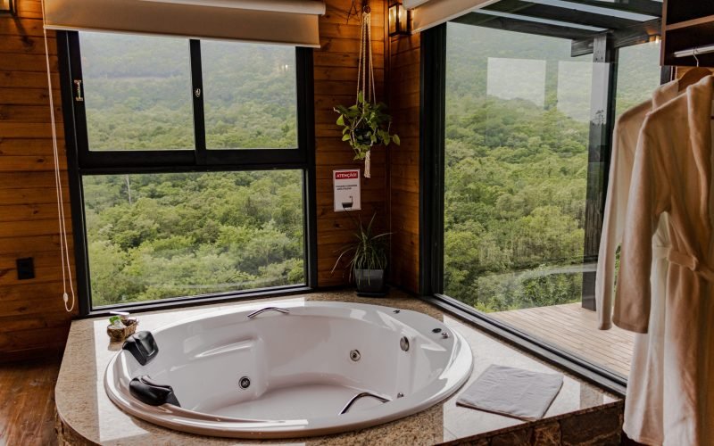 Jacuzzi com vista para a mata.