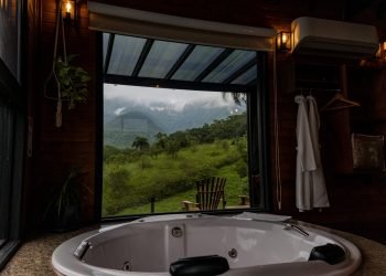 Jacuzzi com vista para o canyon.