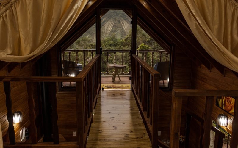 Mezanino com sacada.