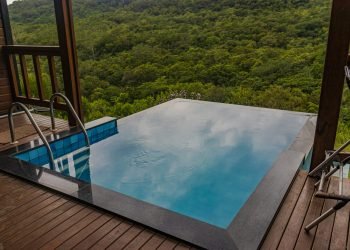 piscina aquecida com borda infinita.