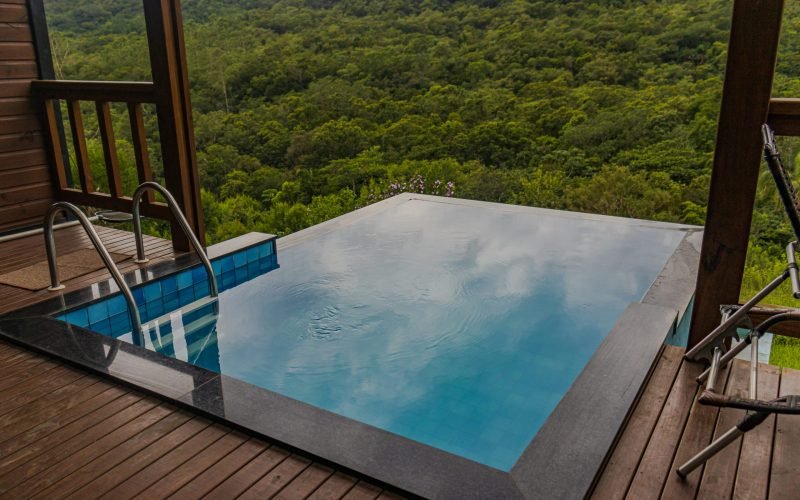 piscina aquecida com borda infinita.