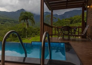 piscina aquecida com borda infinita