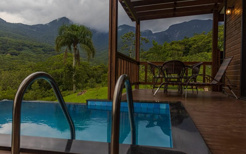 piscina aquecida com borda infinita